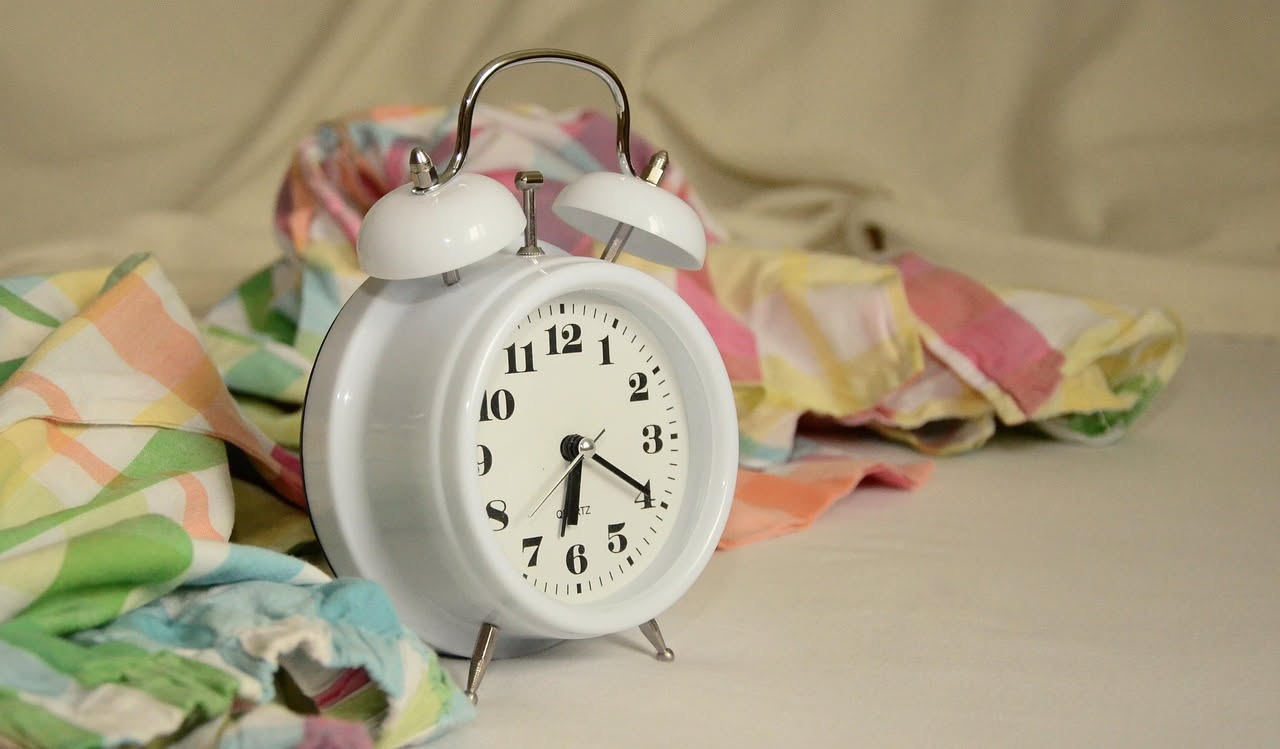 Otto ore di sonno ma sveglia difficile: ecco cosa succede realmente al tuo organismo
