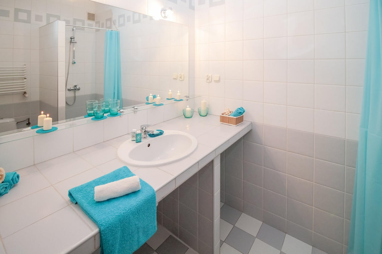 Bagno piccolo ristrutturato male: ecco i 5 errori che costano davvero
