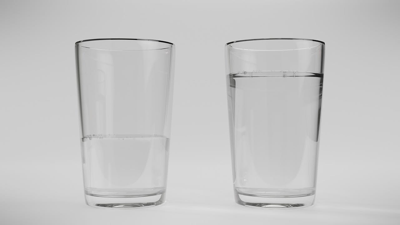 Quanta acqua bere al giorno: i miti sulla regola degli 8 bicchieri
