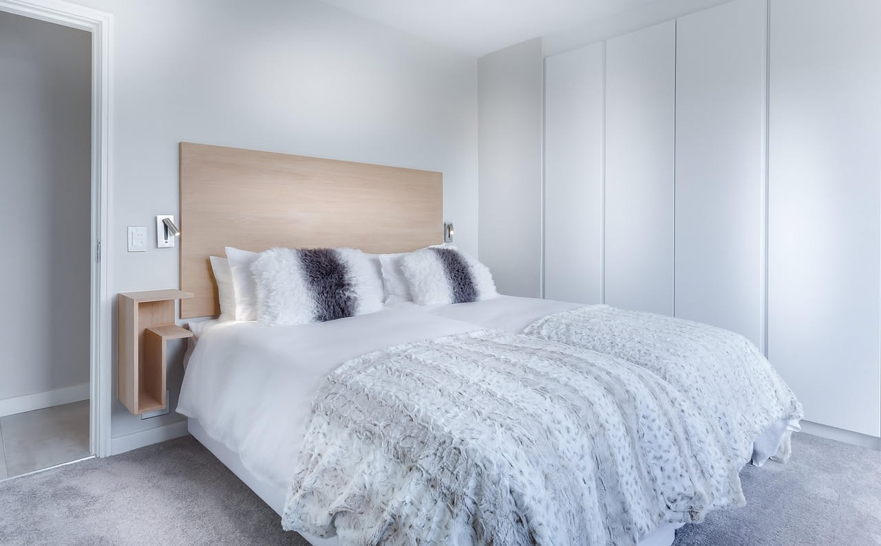 Camera da letto piccola: arredamento minimo che davvero funziona