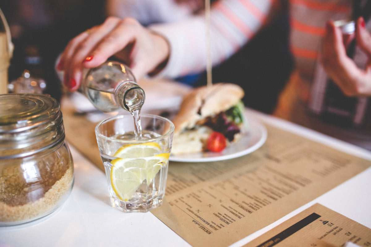 Quanta acqua bere al giorno: quando la sete non basta più