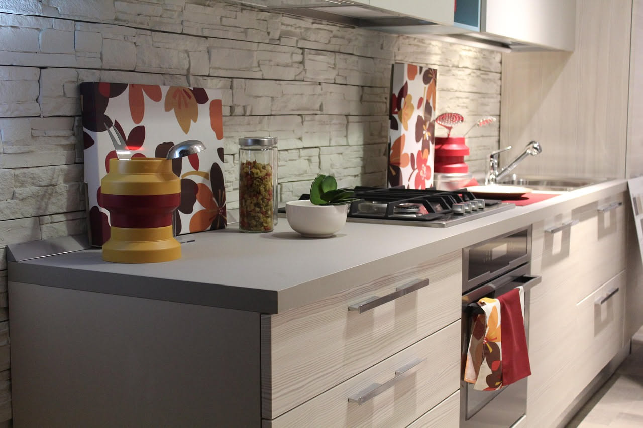 Rinnovare le ante della cucina sotto i 200 euro: i metodi che funzionano