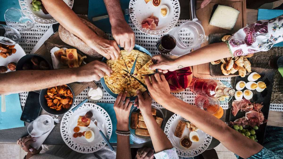 Mangiare in compagnia: come cambia il rapporto con il cibo