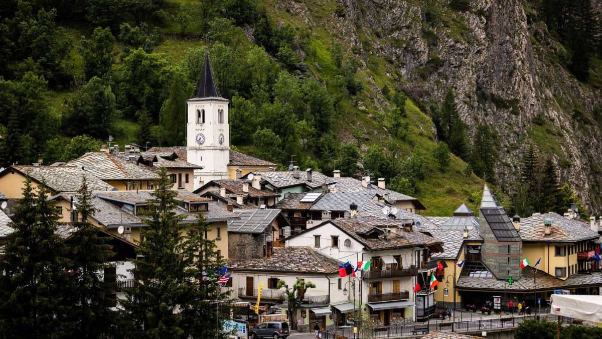 Val Camonica: borghi alpini tra rocce scolpite e case di pietra