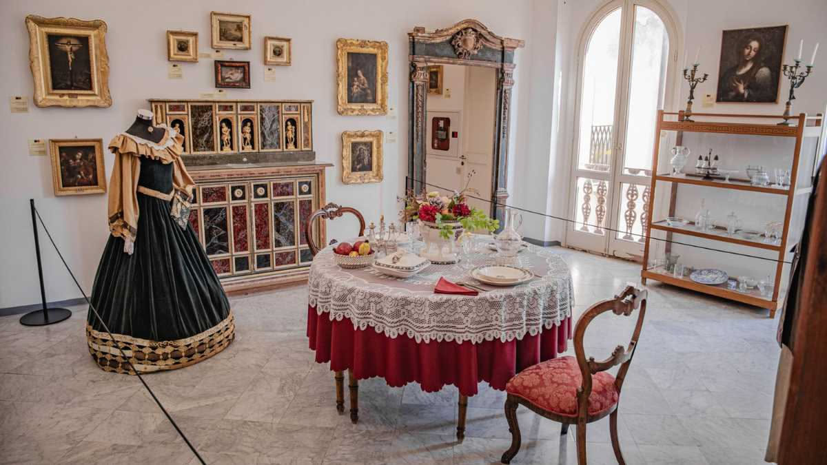 Tovaglie ricamate anni Cinquanta: il corredo che tornava in tavola