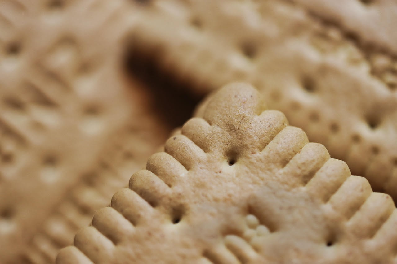 Illustrazione simbolica di cookie digitali e protezione dati GDPR con lucchetto di sicurezza su sfondo blu