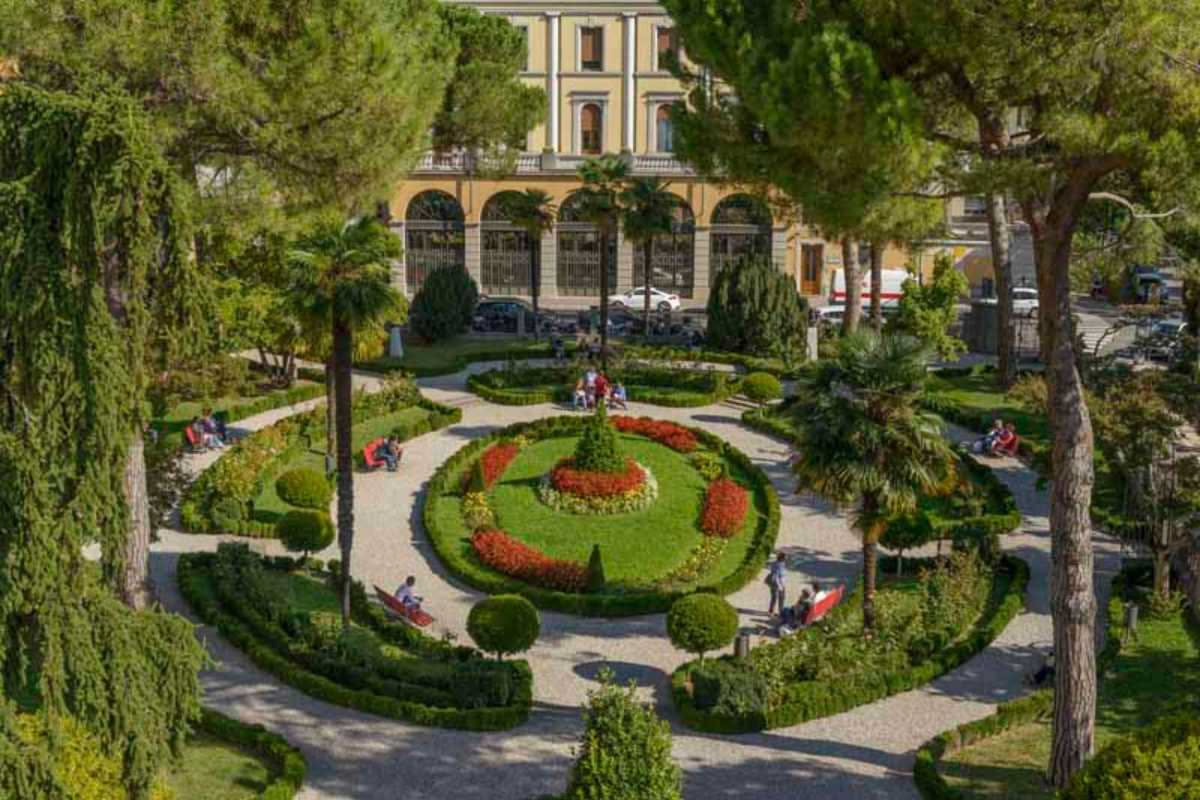 Giardini nei tribunali: come il verde aiuta chi attende giustizia