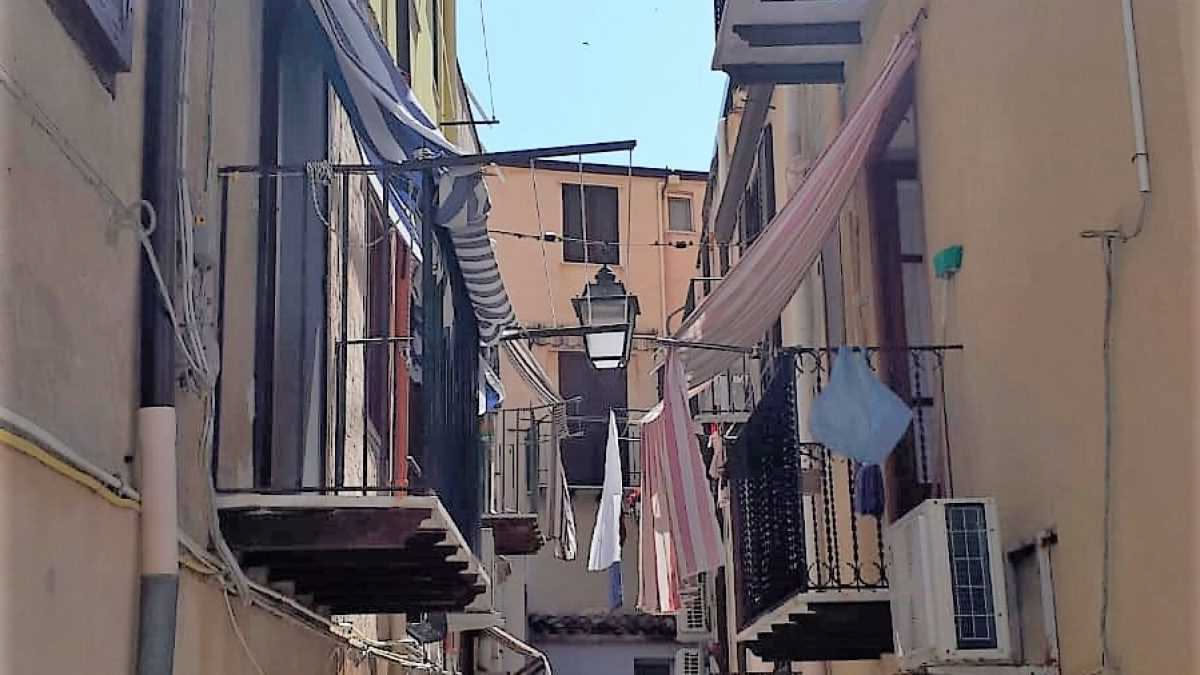 Lavanderia in bilocale: stendere i panni senza invadere il soggiorno