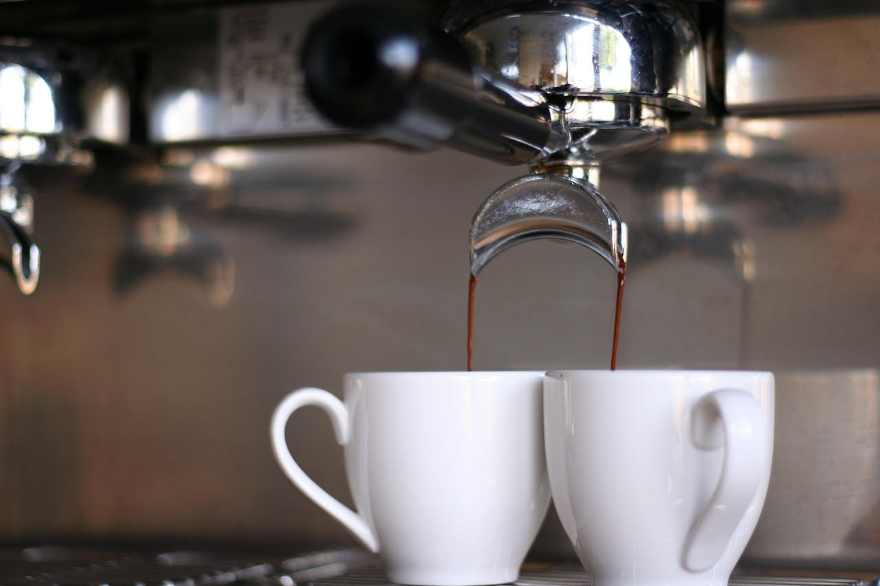 Il caffè espresso al bar: il metodo che non invecchia mai