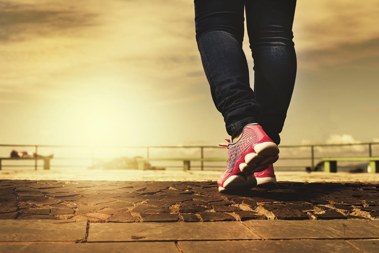 Passeggiata serale: come perdere peso a fine primavera senza dieta rigida
