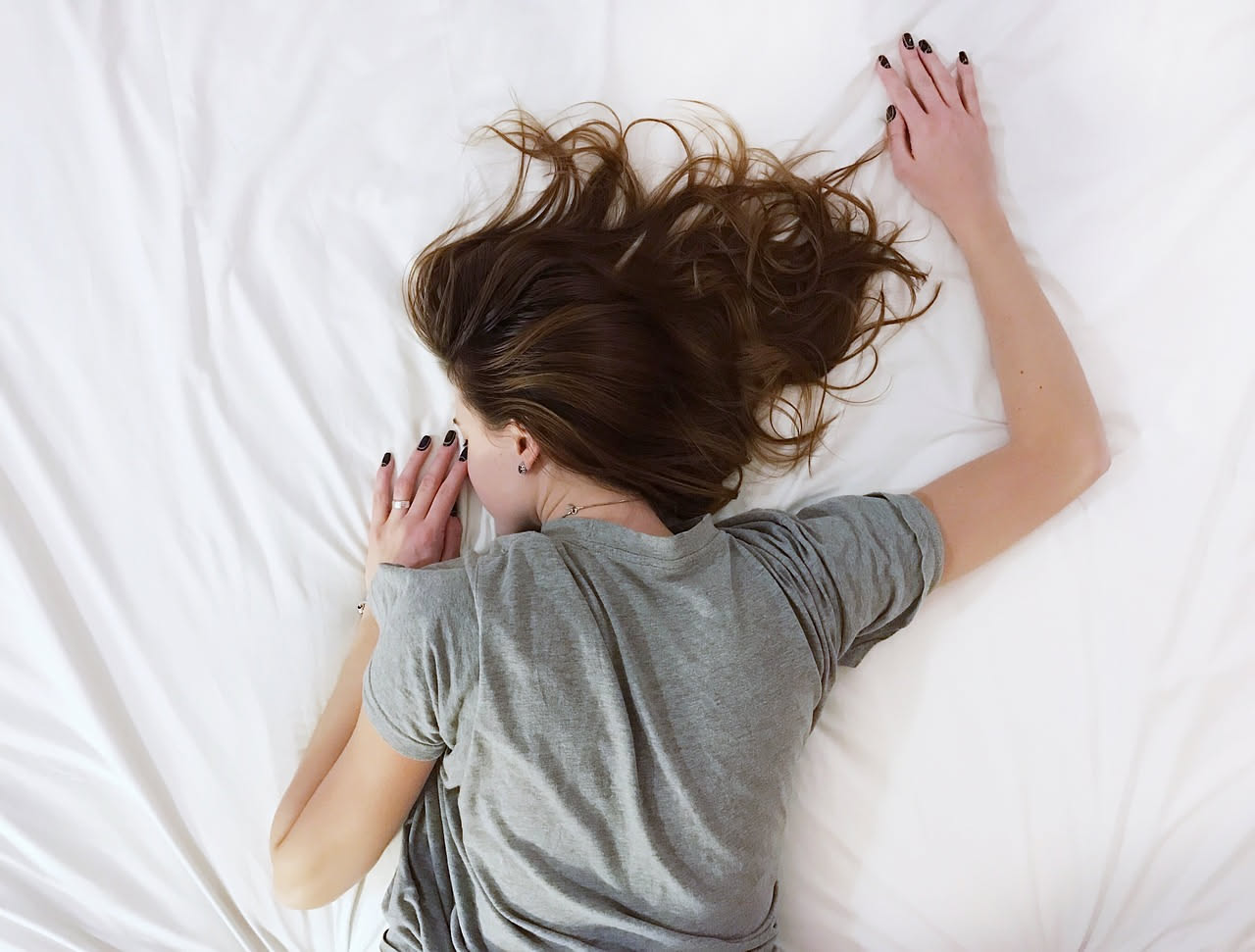 Fame nervosa di sera: perché il corpo la chiede prima di dormire