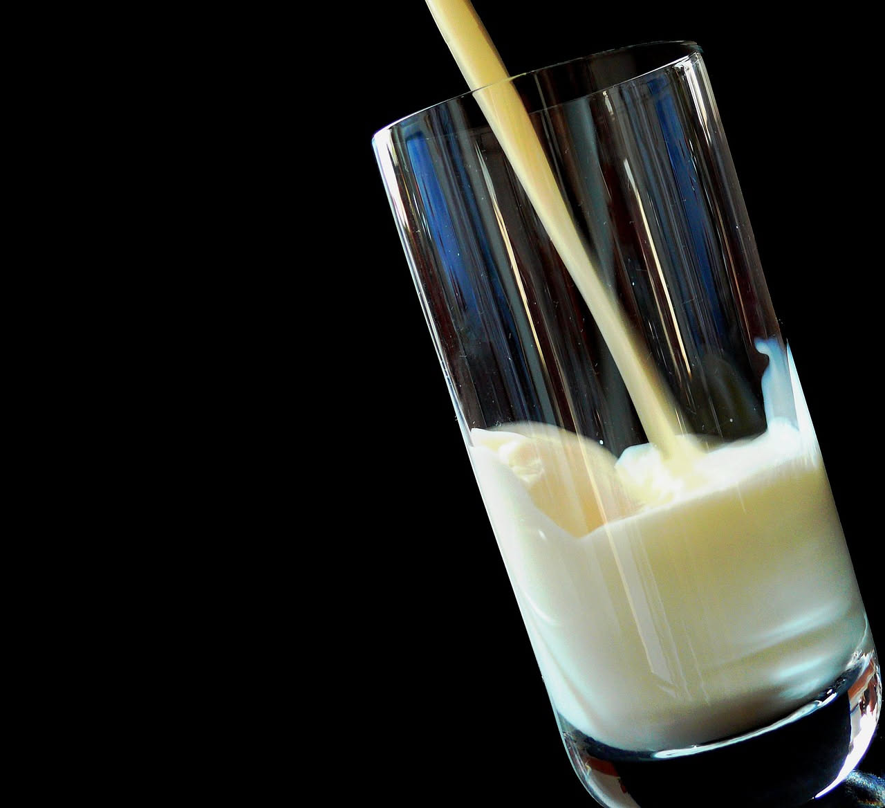 Bere latte la sera concilia il sonno? Cosa dice la scienza