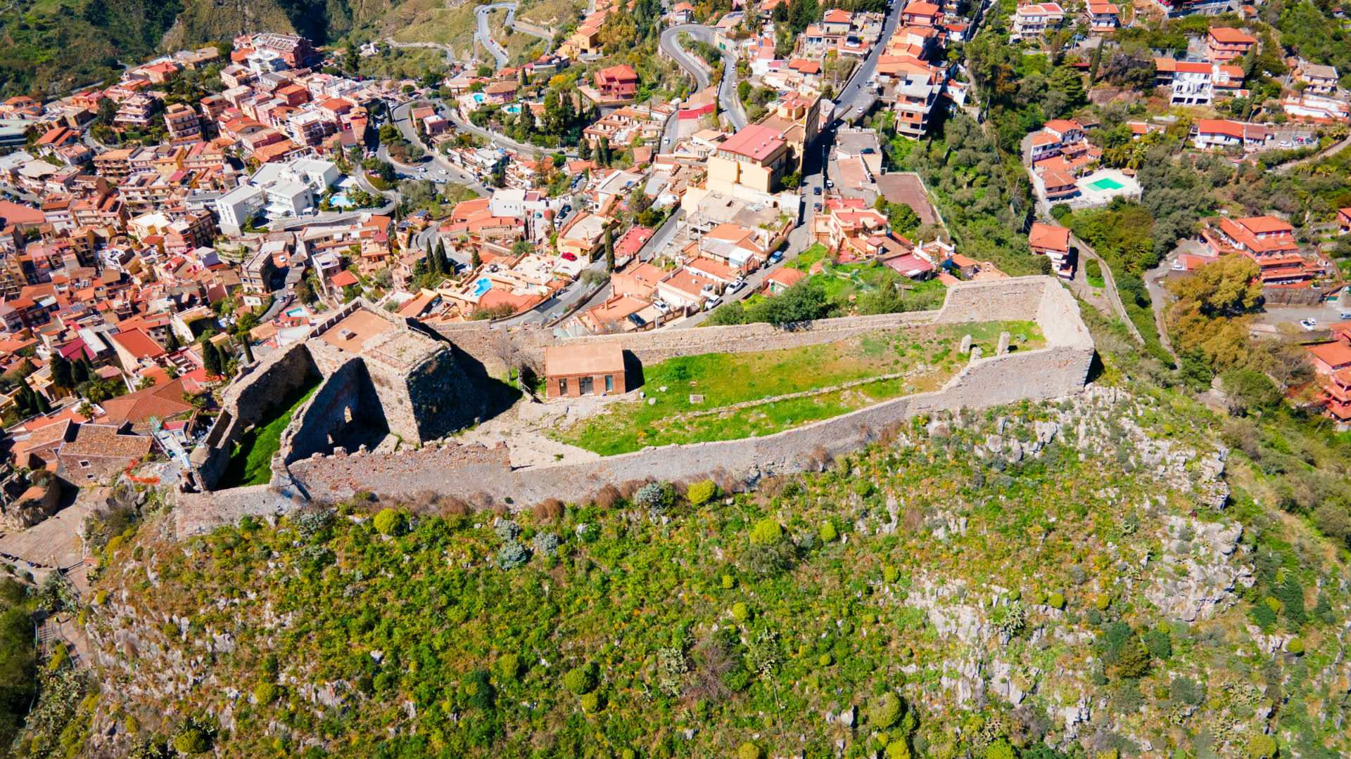 Castelmola: il borgo incantato con vista sullo Stretto di Messina