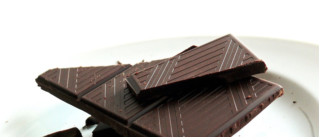 La cioccolata fondente fa bene al cuore? Cosa dice la scienza