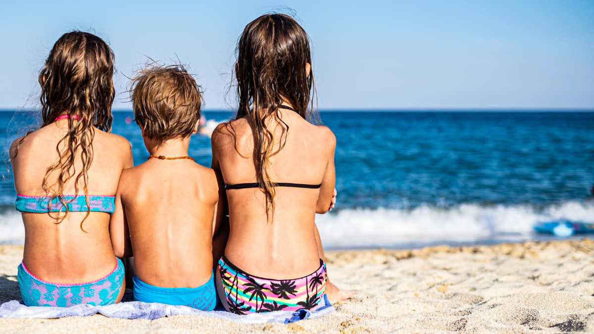 Come proteggere i bambini dal sole a luglio: le regole d'oro