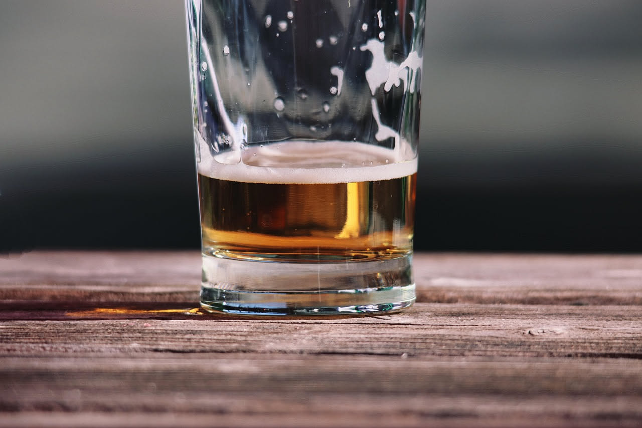 Alcol e calcio: come la birra dopo la partita frena recupero e prestazione